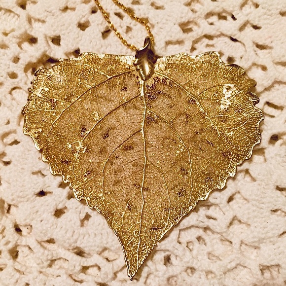 🍁Vintage Large Gold Lacey Leaf Necklace🍁 - Picture 2 of 7